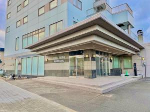 a building with a parking lot in front of it at ＨＯＴＥＬ ＴＲＵＮＫ ＷＡＫＫＡＮＡＩ - Vacation STAY 92551v in Wakkanai