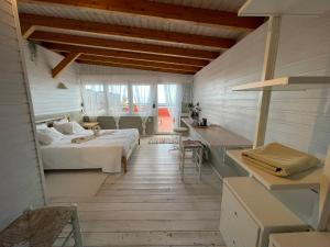 サンミゲル・デ・アボナにあるSansofi Guesthouseのベッドルーム1室(ベッド2台、デスク付)