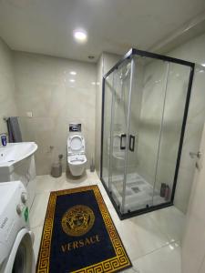 ein Bad mit einer Glasdusche und einem WC in der Unterkunft Burgaz in Esenyurt
