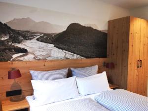 um quarto com uma cama com um quadro na parede em Lechappart em Höfen