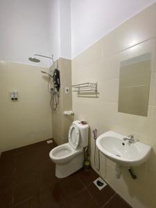 Ένα μπάνιο στο Desaru Happy Guest House E