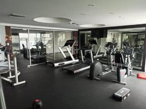 un gimnasio con varias máquinas de correr en una habitación en QUO 601 Lujo Confort Seguridad, en Guayaquil