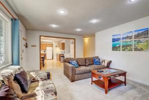 un salon avec un canapé et une table dans l'établissement 1763 Saponi Street home, à South Lake Tahoe