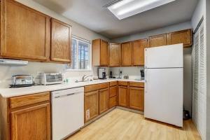 une cuisine avec des armoires en bois et un réfrigérateur blanc dans l'établissement 1763 Saponi Street home, à South Lake Tahoe