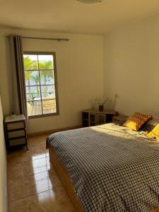 a bedroom with a bed and a window at casa de los amigos in Tías