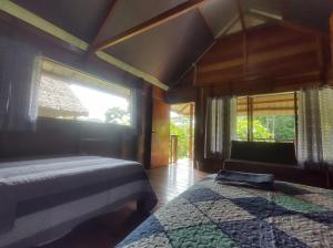 um quarto com 2 camas e uma janela em Quirquincho House em Puerto Maldonado