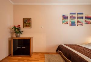 Un dormitorio con una cama y algunos cuadros en la pared. en Santos 1214 Apartment, en Budapest
