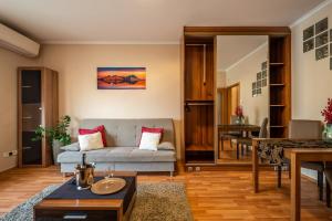 una sala de estar con un sofá y una mesa en Santos 1214 Apartment, en Budapest