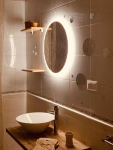 Un baño con un lavabo y un espejo en la pared. en A casa Con....TE!, en Nápoles