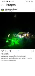 Cabana Amor Perfeito في ألفريدو فاغنر: صورة شاشة على صفحة ويب مع مبنى به أضواء خضراء