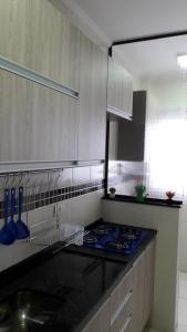 uma cozinha com um fogão e uma bancada azul em Mar Azul em Solemar
