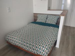 Un dormitorio con una cama con auliculiculiculiculiculiculiculiculiculiculiculiculiculiculiculiculiculic en Le Champêtre, en Nancy