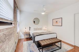 Un dormitorio con una cama y una pared de ladrillo. en Super Central Location Historic but Modern, en Memphis