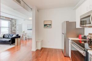 cocina y sala de estar con nevera. en Historic South Main Gem with Modern updates, en Memphis