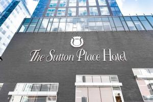 哈利法克斯The Sutton Place Hotel Halifax的建筑物侧面的酒店标志