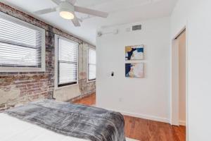 Un dormitorio con una pared de ladrillo y una cama en Revitalized Historic Place en Memphis