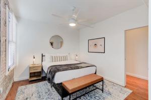 - une chambre blanche avec un lit et un miroir dans l'établissement Sophisticated Apartment Downtown, à Memphis