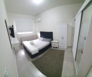Ένα ή περισσότερα κρεβάτια σε δωμάτιο στο Casa nova 2 quartos 1 garagem Morretes