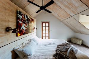 a bedroom with a large bed with a wooden ceiling at Tarndwarncoort Homestead in Warncoort