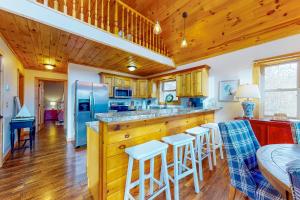 cocina con encimera y nevera azul en Lake Therapy Hideaway, en New Tazewell