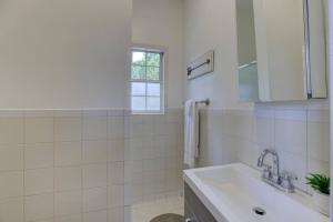 Et badeværelse på Walk to Overton Square from your Historic Retreat + 39 billeder