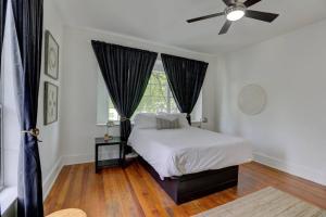 een slaapkamer met een bed en een plafondventilator bij Walk to Overton Square from your Historic Retreat in Memphis