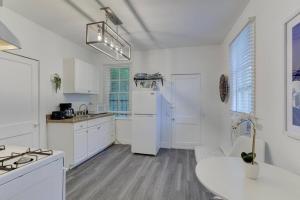 uma cozinha com um frigorífico branco e uma mesa em Stunning Memphis Neighborhood Guest House em Memphis
