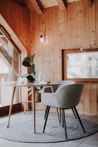 uma sala de jantar com uma mesa e uma cadeira em Kern em Seytroux