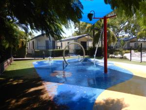 einen Spielplatz mit Wasserrutsche in einem Park in der Unterkunft BIG4 Mackay Blacks Beach Holiday Park in Mackay