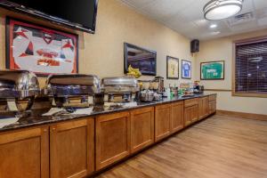 eine Bar in einem Restaurant mit einer Theke in der Unterkunft Best Western Plus Dubuque Hotel and Conference Center in Dubuque