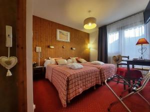 une chambre d'hôtel avec un lit et une fenêtre dans l'établissement Hôtel Les Triolets, à Châtel