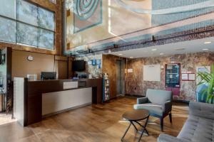 a lobby with a waiting room with a desk and chairs at Best Western Plus Brooklyn Bay Hotel in Brooklyn