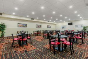 uma sala de jantar com mesas e cadeiras vermelhas em Best Western Red Hills em Kanab