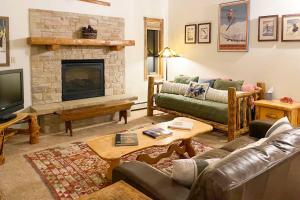 - un salon avec un canapé et une cheminée dans l'établissement Sunlight Mountain Home with Hot Tub and View!, à Carbondale