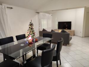chez WF في لوكسمبورغ: غرفة معيشة مع طاولة وشجرة عيد الميلاد