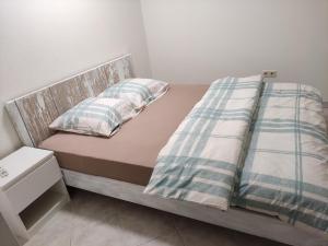 łóżko z dwoma poduszkami i kocem w obiekcie chez WF w Luksemburgu