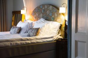 een slaapkamer met een bed met 2 kussens erop bij Hotel Ruth, WorldHotels Crafted in Stockholm