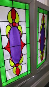 un paio di vetrate colorate in bagno di The Elizabeth Inn and Restaurant a Bethel