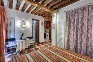 sala de estar con mesa y cortina en Nice Venice Apartments in San Marco en Venecia