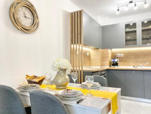 A kitchen or kitchenette at Art Apartment for 4 People Free Parking & Wifi