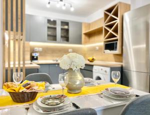 A kitchen or kitchenette at Art Apartment for 4 People Free Parking & Wifi