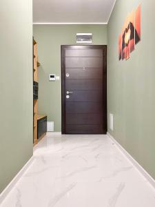 A bed or beds in a room at Art Apartment for 4 People Free Parking & Wifi