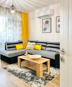 A seating area at Art Apartment for 4 People Free Parking & Wifi