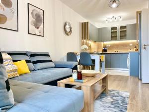 A seating area at Art Apartment for 4 People Free Parking & Wifi