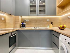 A kitchen or kitchenette at Art Apartment for 4 People Free Parking & Wifi