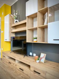 A kitchen or kitchenette at Art Apartment for 4 People Free Parking & Wifi