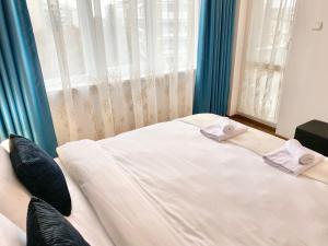 A bed or beds in a room at Art Apartment for 4 People Free Parking & Wifi