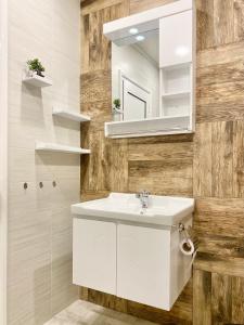 A bathroom at Art Apartment for 4 People Free Parking & Wifi Még 37 kép