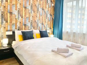 A bed or beds in a room at Art Apartment for 4 People Free Parking & Wifi