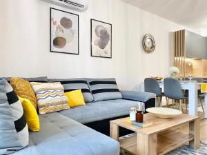 A seating area at Art Apartment for 4 People Free Parking & Wifi